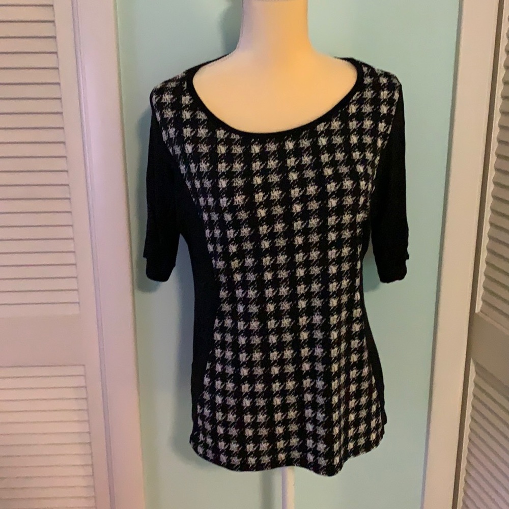 EUC black and white quarter length sleeved top
